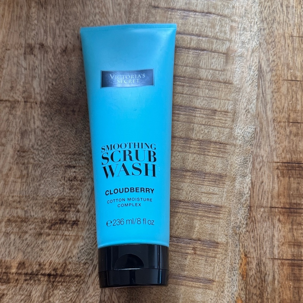 Victoria's Secret Cloudberry Smoothing Scrub Wash - Blue 8 ounce NEW NWT